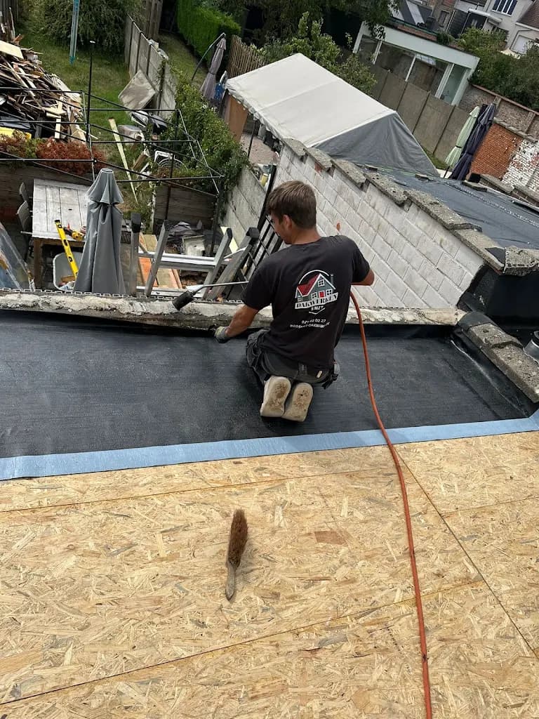 Lenny van Dakwerken Smet legt een plat dak in de Kempen